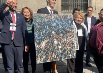 Miguel Torruco regala foto a AMLO, pero… no le paga al autor