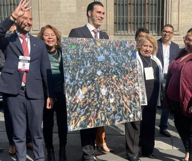 Miguel Torruco regala foto a AMLO, pero… no le paga al autor