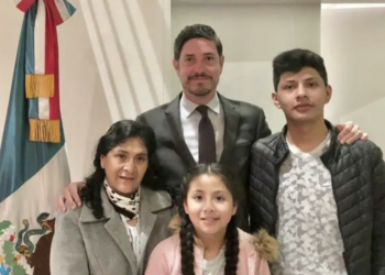 Familia de Pedro Castillo y embajador mexicano llegan al Aeropuerto Internacional de CDMX