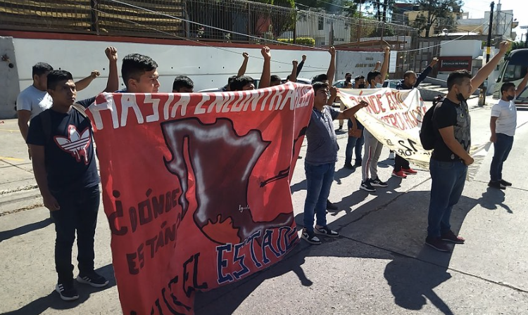 A 99 meses del caso Ayotzinapa, padres de normalistas visitan la Basílica de Guadalupe