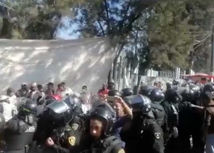 Policías antimotines retiran bloqueo de vecinos en Xochimilco