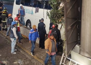 Choque de transporte turístico en Periférico Sur deja un muerto y varios heridos