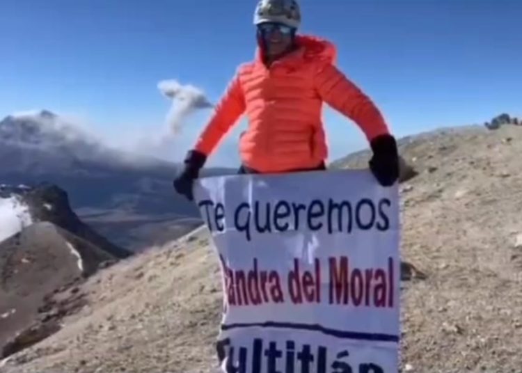 Desde la cima del Iztaccíhuatl expresan apoyos a Alejandra Del Moral