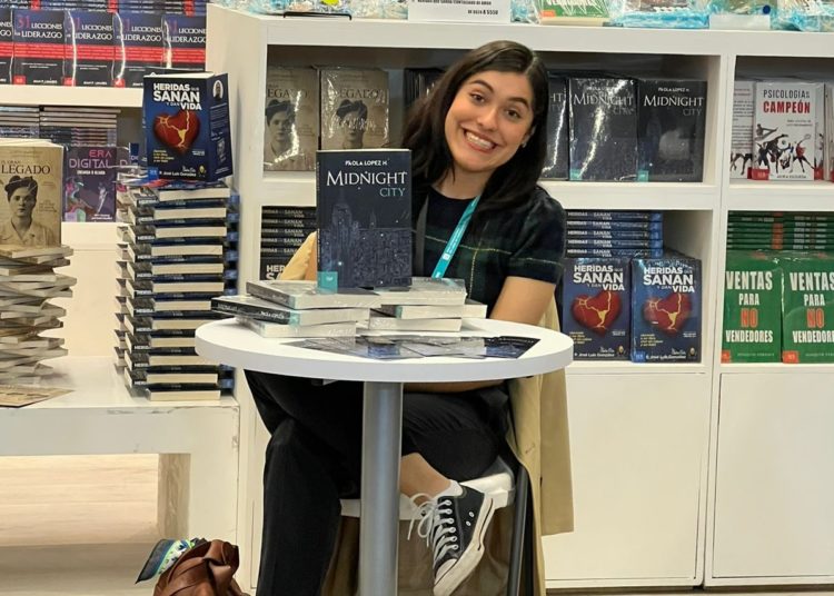 Paola López rompe paradigmas en la FIL de Guadalajara