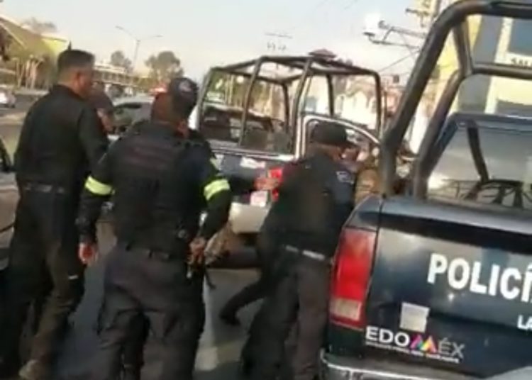 Denuncia falsa origina forcejeo entre policías municipales y estatales en Ecatepec