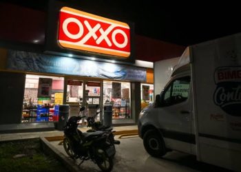 Femsa reporta quema de Oxxos en Sinaloa y Walmart cierra tiendas