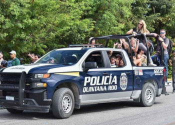 Ante bloqueos, policías trasladan a turistas de Cancún al aeropuerto