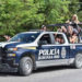 Ante bloqueos, policías trasladan a turistas de Cancún al aeropuerto