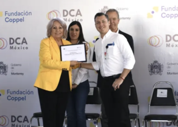 Gobierno de Monterrey recibe donativos para pupitres para escuelas públicas