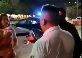 Taxistas obligan a turistas extranjeros a bajar de un Uber en Cancún; familia entra en pánico
