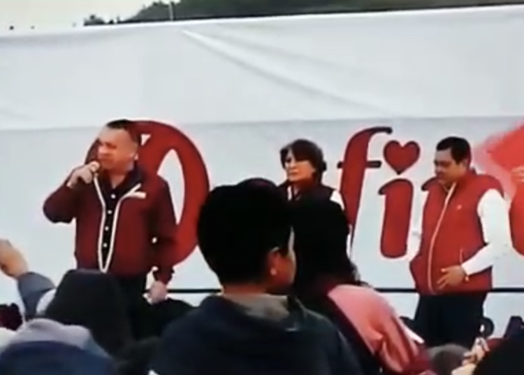 Abuchean a exalcalde morenista de Atlacomulco en acto proselitista de Delfina Gómez