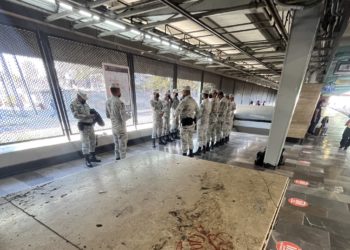 Pinches putos, dice elemento de la Guardia Nacional a pareja gay en el Metro