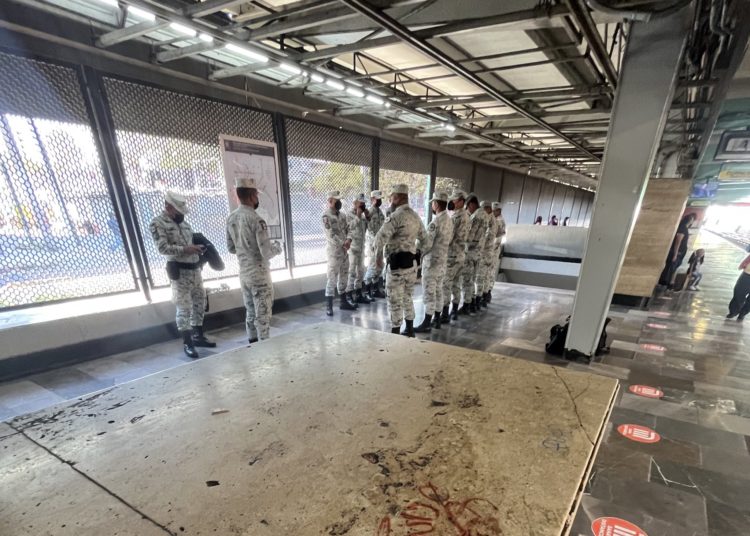 Pinches putos, dice elemento de la Guardia Nacional a pareja gay en el Metro