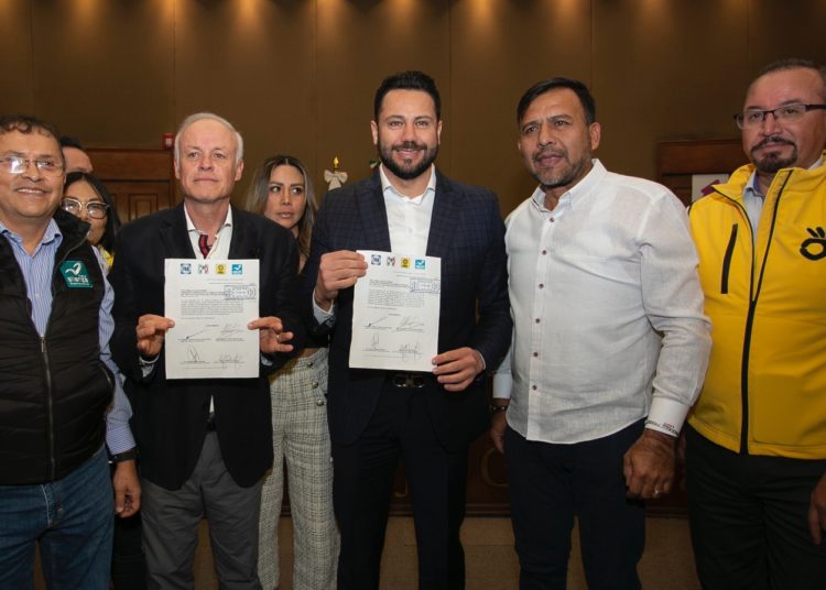 Detiene Fiscalía capitalina a dos funcionarios por pedir moche