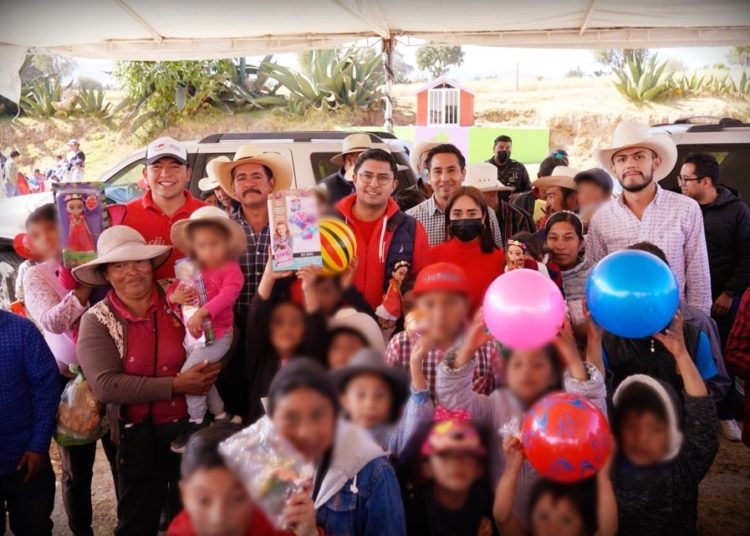 Festeja Iván Esquer a niñas y niños por el Día de Reyes