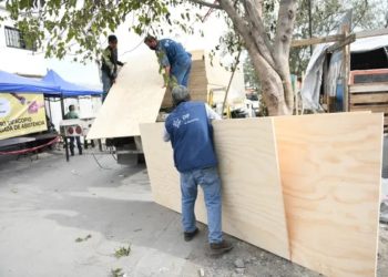 Gobierno Monterrey entrega apoyo a afectados por incendio