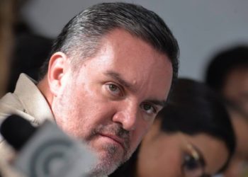 Detienen a mujer por arrojar un aspa de plástico a las vías del Metro de CDMX