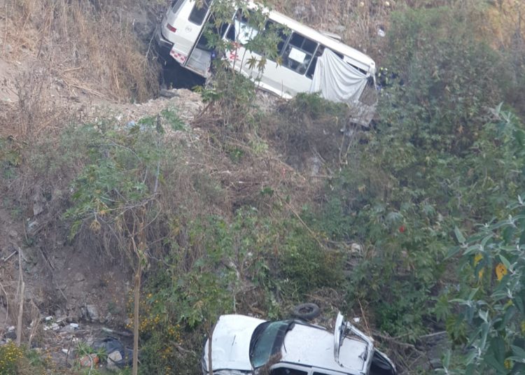 Microbús Cae A Un Barranco En Naucalpan; Reportan Al Menos Cuatro ...