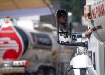 Pemex refuerza transporte terrestre, ya opera más de mil pipas