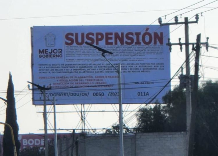 Clausuran ilegalmente anuncios espectaculares de Alejandra Del Moral en Tecámac