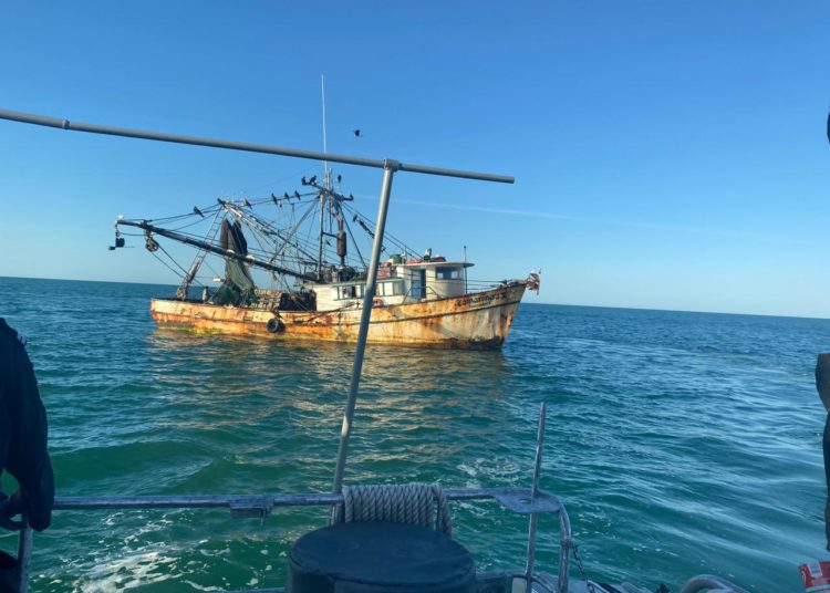 Marina asegura 48 mil litros de diésel y detiene a ocho personas en Lerma