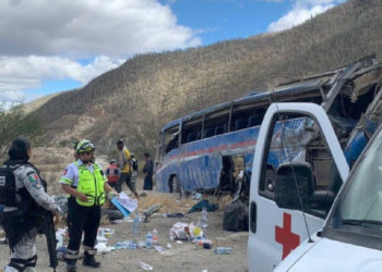 Volcadura de autobús con migrantes en carretera Oaxaca-Puebla deja 17 muertos