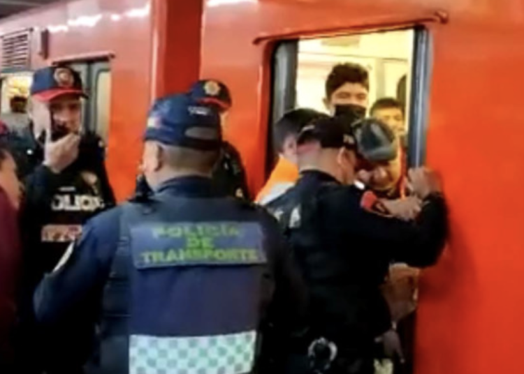 Puerta atrapa mano y corta dedo a usuario de Línea 3 del Metro