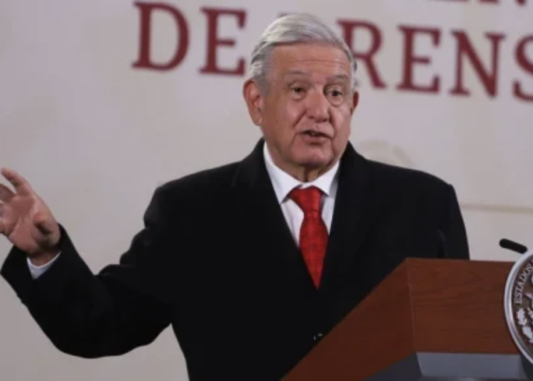Estaba muy cansada o no quiso pararse, reclama López Obrador a Ministra Piña