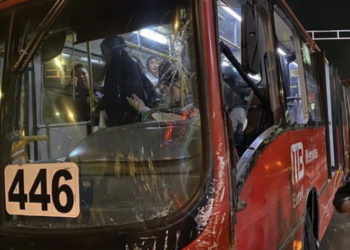 Choque de frente entre dos unidades del Metrobús en Reforma deja varios lesionados