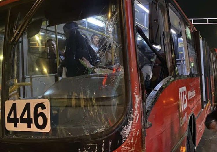 Choque de frente entre dos unidades del Metrobús en Reforma deja varios lesionados