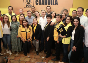 Manolo Jiménez recibe constancia como candidato del PRD a la gubernatura de Coahuila