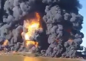 Siguen desaparecidos cinco trabajadores de Pemex tras explosión en Veracruz