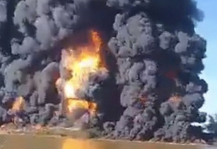 Siguen desaparecidos cinco trabajadores de Pemex tras explosión en Veracruz