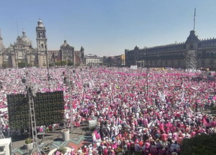Miles abarrotan el Zócalo capitalino en defensa de la democracia