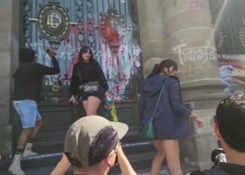 Irrumpen activistas trans en Congreso de CDMX