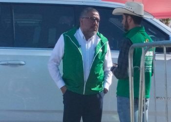 Acuden políticos del Verde y Morena a bordo de camionetas de lujo a evento de Delfina Gómez