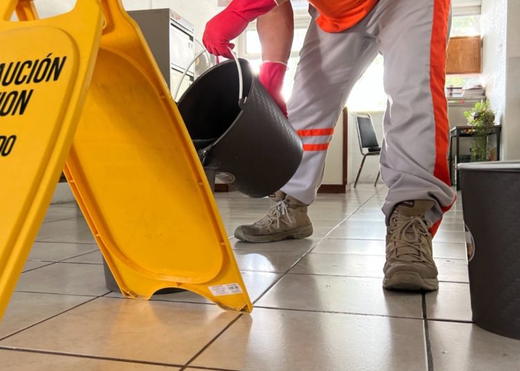 Empresa relacionada al ‘rey de la limpieza’ concursa en Conalep con salario por debajo del mínimo