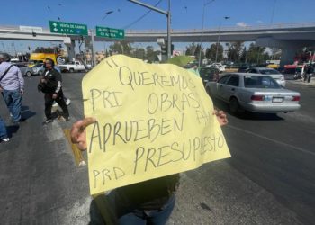 Bloquean vialidades para exigir a ediles aprobación de presupuesto