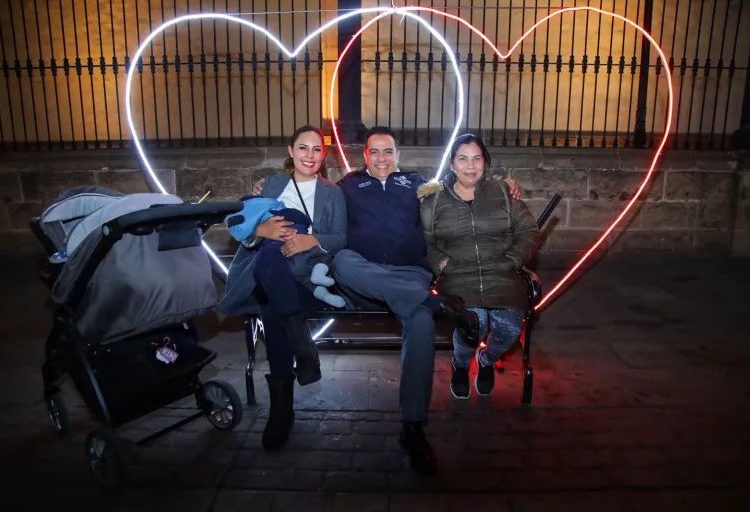 Instala municipio de Durango figuras alusivas al Día del Amor y la Amistad para promover la sana convivencia familiar