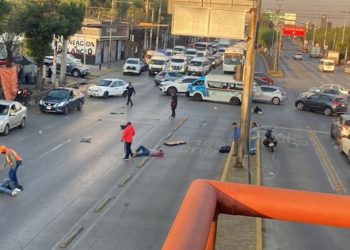 Pasajeros salen disparados tras choque de tráiler con combi en la López Portillo