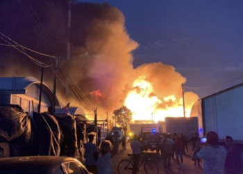 Se incendian bodegas de la Central de Abastos