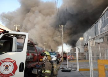 Combaten incendio en dos bodegas de condominio industrial