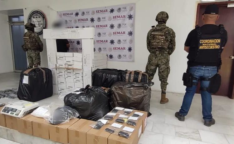 Personal de la Armada de México detiene a siete personas presuntamente integrantes de un grupo delictivo en el estado de Colima