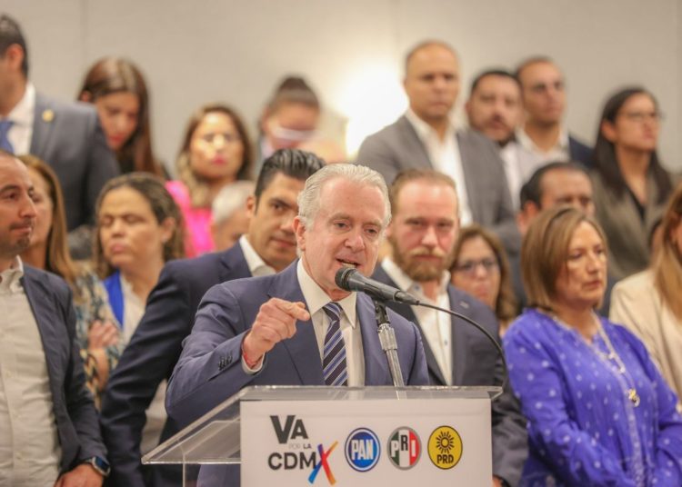 Santiago Creel señala a AMLO por dejar a mexicanos sin insumos para la salud, sin escuelas de tiempo completo y sin baja en gasolinas