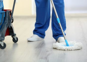 Trabajadores de limpieza de la AEFCDMX exigen pago atrasado y advierten de paro laboral