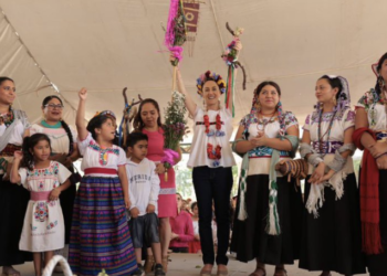 Sheinbaum recibe bastón de mando por mujeres de pueblos originarios en Xochimilco