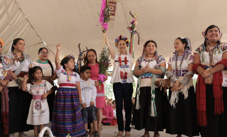 Sheinbaum recibe bastón de mando por mujeres de pueblos originarios en Xochimilco