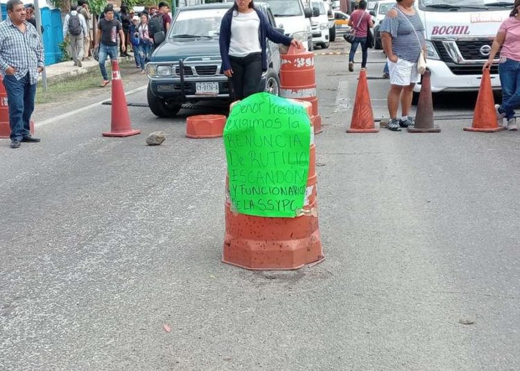 Familiares de funcionarios secuestrados en Chiapas realizan bloqueos para exigir su liberación