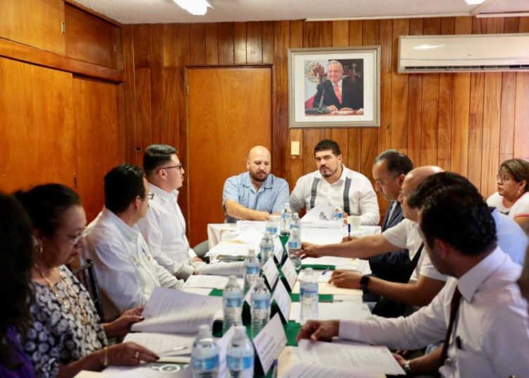 Zenyazen Escobar realiza seguimiento en programas federales para SEP