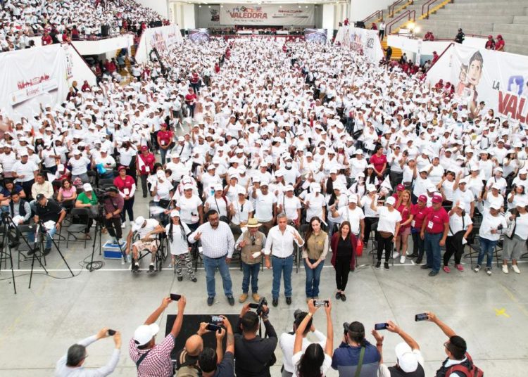 Ecatepec entrega tarjeta La Valedora a madres y padres solteros; recibirán apoyo de 10 mil pesos cada uno